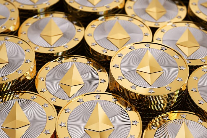 Цена Ethereum формирует двойную вершину на фоне реакции рынка на напряженность в отношениях с Ираном. Произойдет ли обвал?